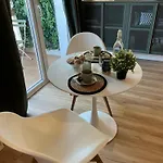 De La Madrona 1st Floor Easy Street Parking *