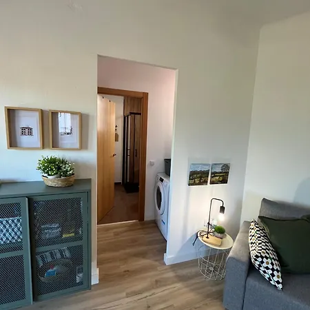 De La Madrona 1st Floor Easy Street Parking *