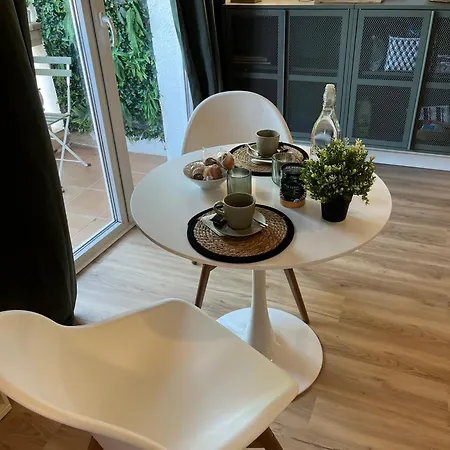De La Madrona 1st Floor Easy Street Parking *
